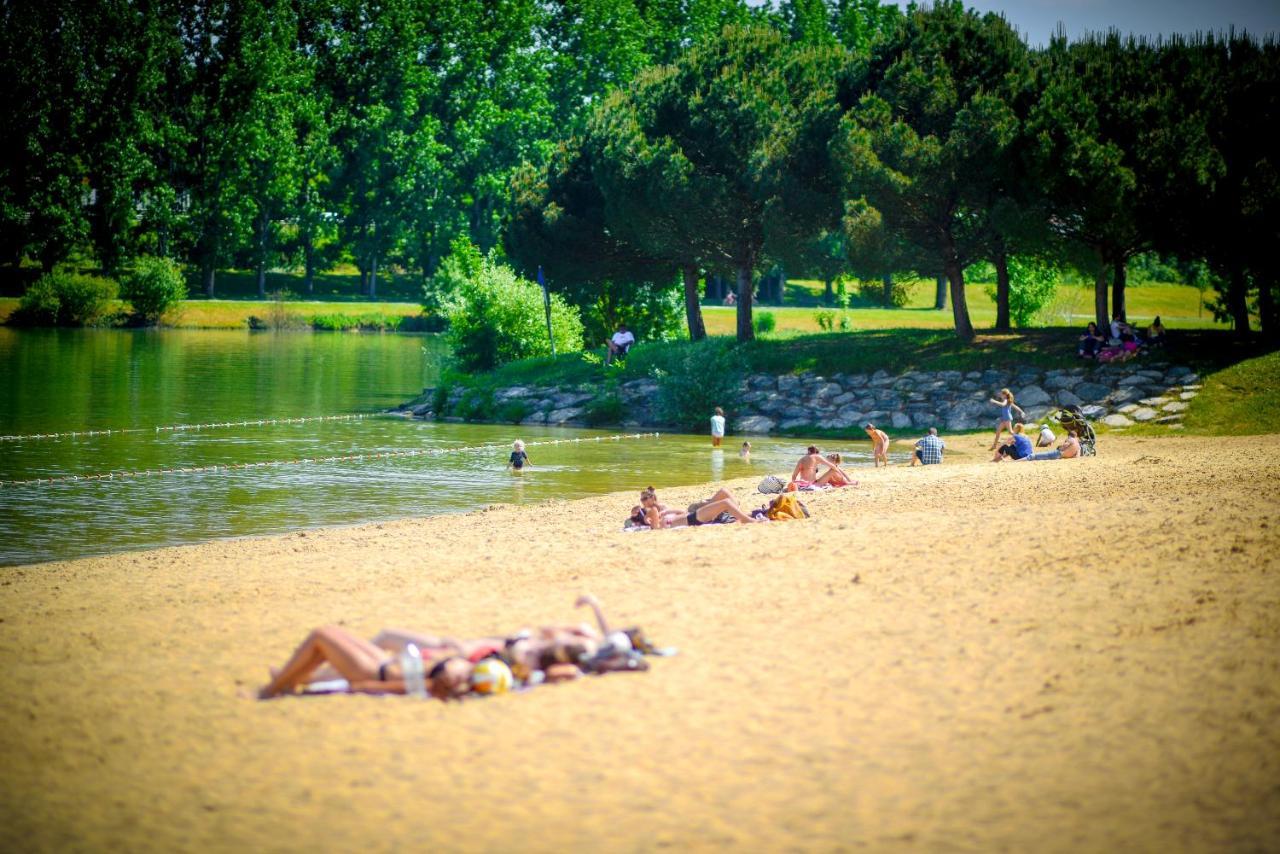 Camping Du Plan D'Eau **** Hotell Saint-Yrieix-sur-Charente Exteriör bild