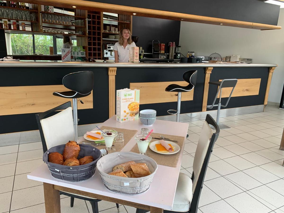 Camping Du Plan D'Eau **** Hotell Saint-Yrieix-sur-Charente Exteriör bild